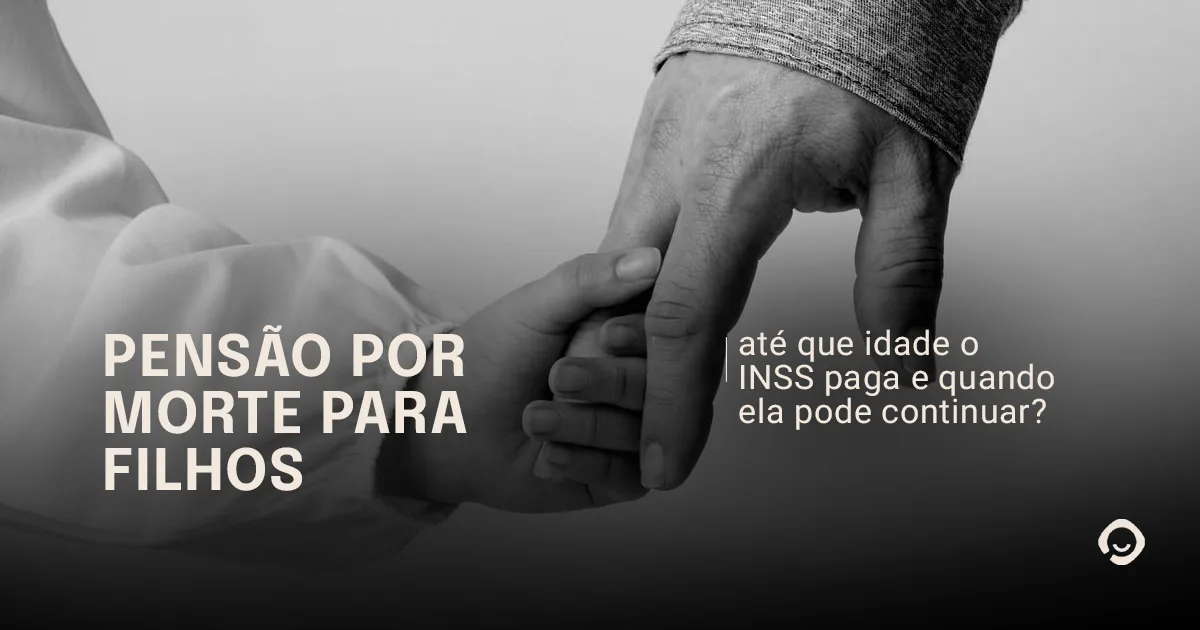 A mão de uma criança agarrafa à uma mão adulta em preto e branco
