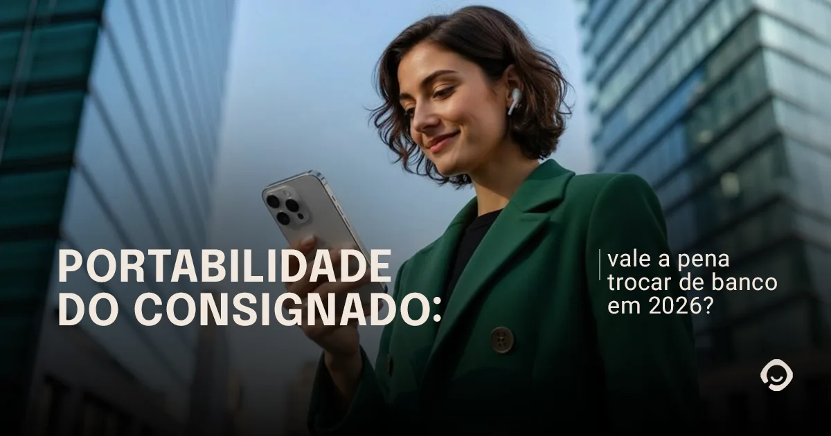 Mulher sorrindo para o celular