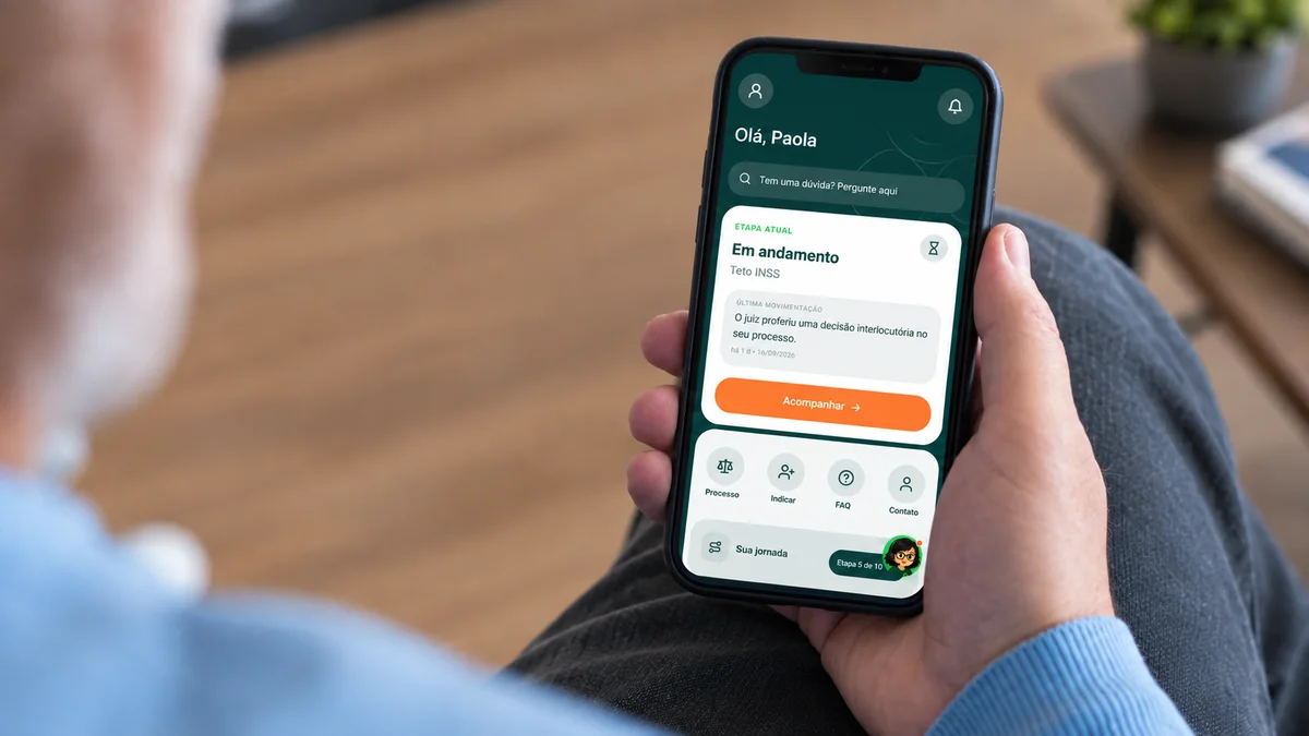Cliente vendo no celular a tela do portal da RevisaPrev com a etapa atual e a última movimentação do processo
