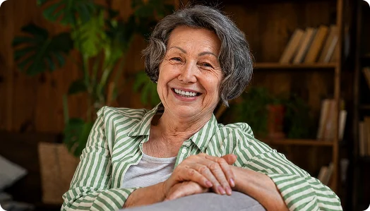 Senhora sorrindo, cliente de aposentadoria da RevisaPrev