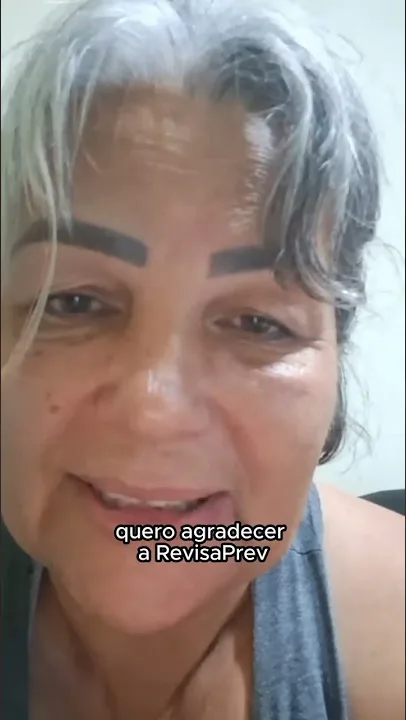 Cliente da RevisaPrev falando com a câmera do celular para agradecer o atendimento