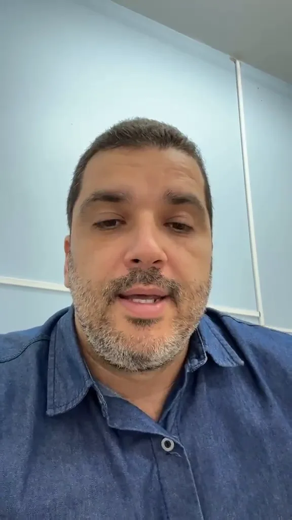Anderson, cliente da RevisaPrev, gravando um depoimento com a câmera do celular