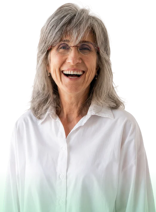 Cliente da RevisaPrev sorrindo, de óculos e cabelo grisalho